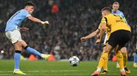 Gelandang Manchester City asal Inggris #47, Phil Foden (kiri), mencetak gol ketiga timnya dalam pertandingan Liga Champions UEFA antara Manchester City dan Borussia Dortmund di Stadion Etihad, Manchester, Inggris barat laut, Kamis (6-11-2025) dini hari WIB. (Oli SCARFF/AFP)