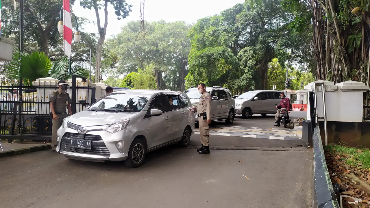 Petugas Satpol PP Kota Bogor memperketat protokol kesehatan setelah ditemukannya tiga ASN positif terpapar virus corona