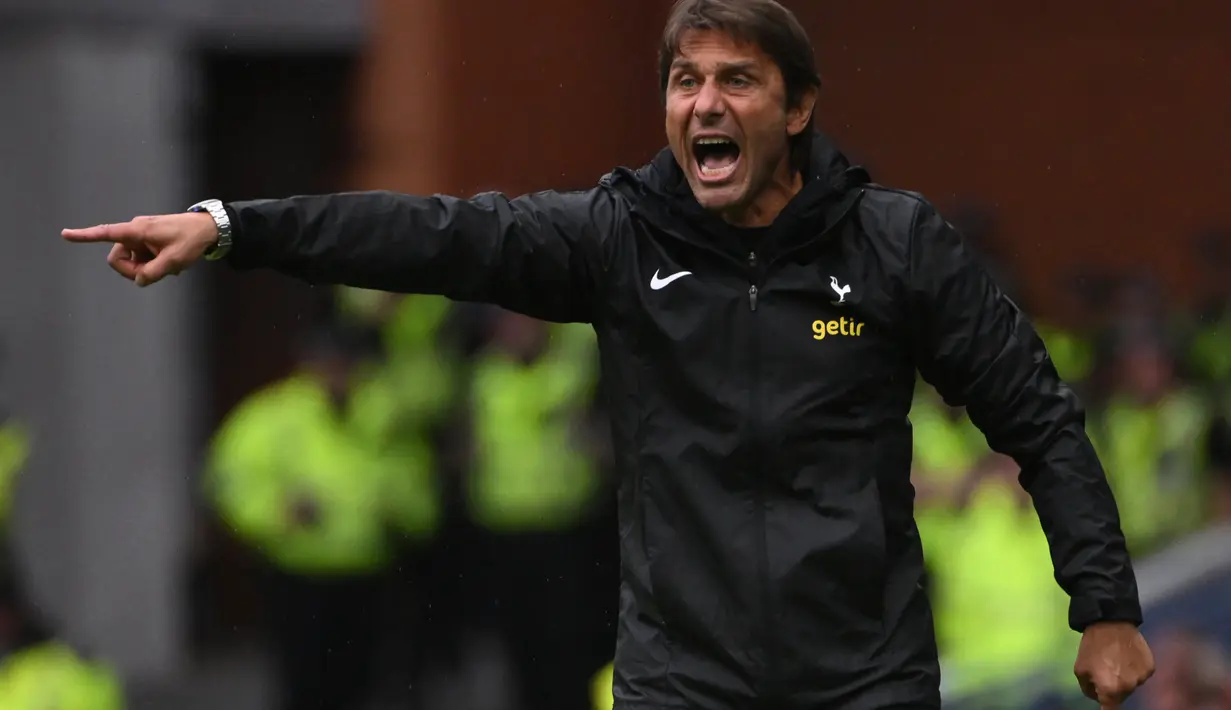 Pelatih Tottenham Hotspur, Antonio Conte berteriak menginstruksikan pemainnya saat bertanding melawan Rangers pada pertandingan persahabatan di Stadion Ibrox di Glasgow (23/7/2022). Tottenham menang tipis atas Rangers 2-1. (AFP Photo/Andy Buchanan)