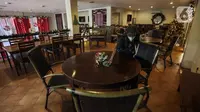 Seorang pria membersihkan meja makan restoran di kawasan Mahakam, Jakarta, Sabtu (30/1/2021). Wakil Ketua Umum PHRI Bidang Restoran Emil Arifin mengatakan, sekitar 1.030 restoran tutup sejak awal Pembatasan Sosial Berskala Besar (PSBB) hingga Oktober 2020. (Liputan6.com/Johan Tallo)