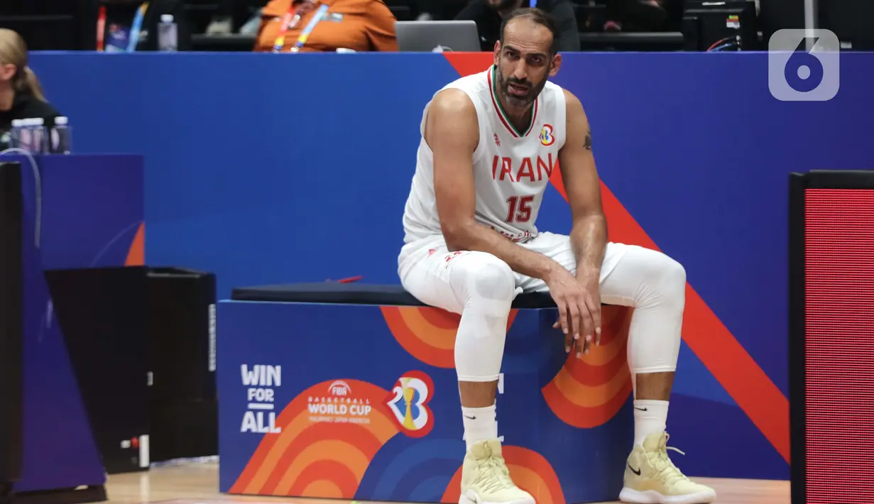 Pemain timnas basket Iran, Hamed EHaddadi beristirahat sesaat sebelum melawan Spanyol pada penyisihan Grup G FIBA World Cup 2023 di Indonesia Arena, Gelora Bung Karno, Jakarta, Rabu (30/8/2023). (Liputan6.com/Helmi Fithriansyah)