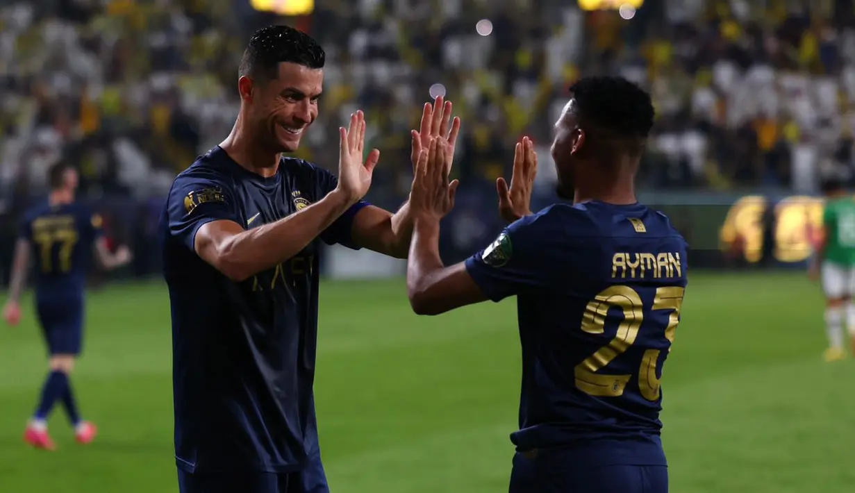 Pemain Al-Nassr, Cirstiano Ronaldo (kiri) melakukan selebrasi bersama Ayman Yahya setelah Sadio Mane mencetak gol ke gawang Al-Ettifaq pada laga Piala Raja Arab Saudi 2023 yang berlangsung di Awwal Park Stadium, Ryadh, Arab Saudi, Rabu (01/11/2023) dini hari WIB. Kemenangan 1-0 Al-Nassr membuat mereka lolos ke perempat final Piala Raja Arab Saudi 2023. (Twitter/@AlNassrFC)