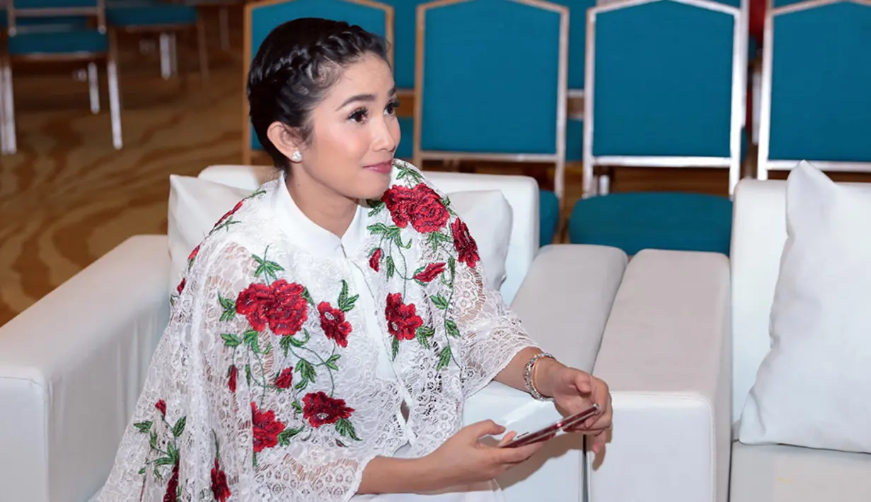 "Baru ini yang ngabuburit sambil kerja. Kemarin-kemarin aku banyakan di rumah sama di luar aja. Karena aku kan masih punya bayi. Ini karena tadi nyanyi bareng-bareng, jadi yaudah sekalian buka bareng-bareng," imbuhnya. (Deki Prayoga/Bintang.com)