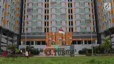 Beberapa anak bermain di halaman Rusunawa KS Tubun, Jakarta, Jumat (5/4). Rusunawa KS Tubun memiliki tiga tower dengan ketinggian 16 lantai dan 524 unit hunian tipe 36 tersedia di sana. (Liputan6.com/Helmi Fithriansyah)