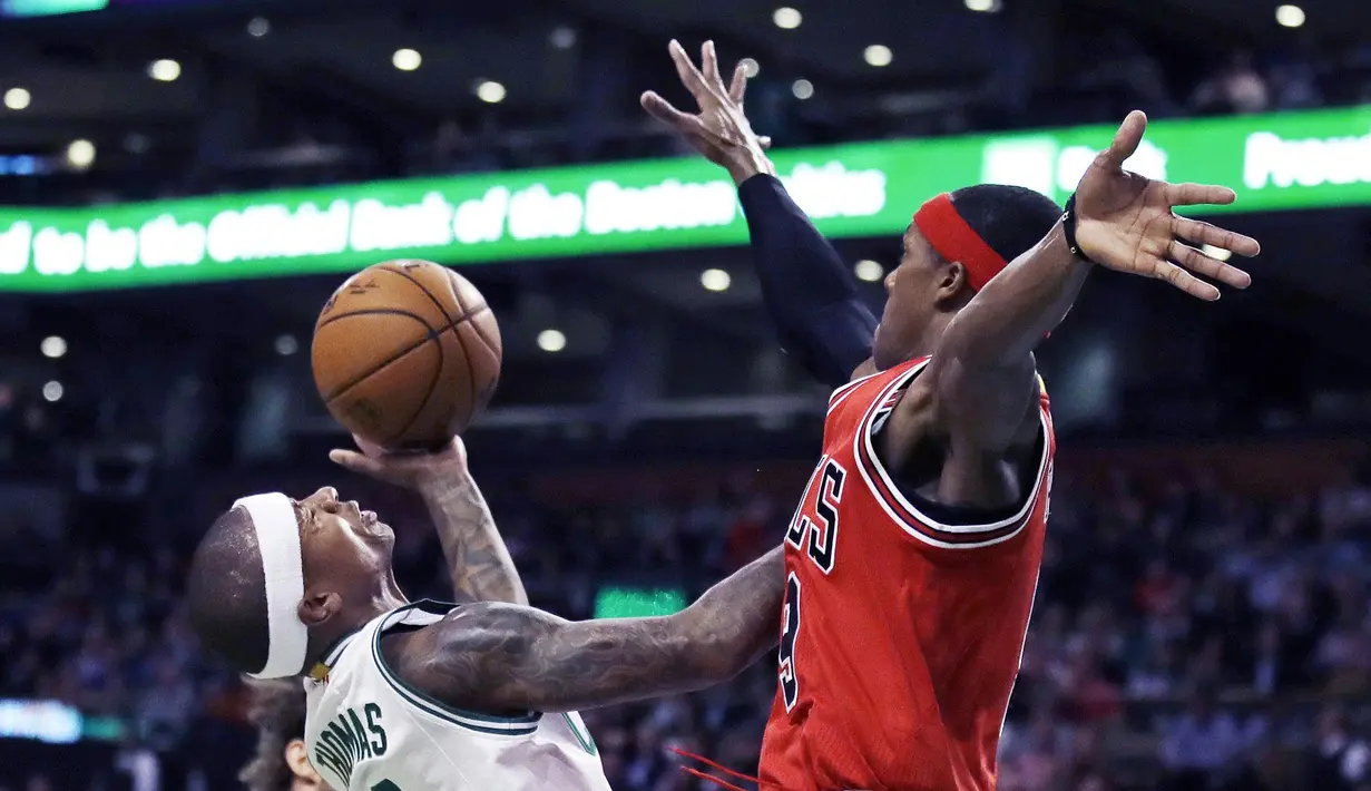 Aksi Boston Celtics, Isaiah Thomas #4 berusaha melewati pemain Chicago Bulls, Rajon Rondo #9 pada laga NBA basketball game di TD Garden, Boston, (2/11/2016). Boston menang 107-100.  (AP/Charles Krupa)