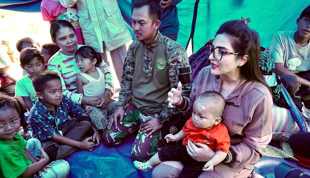 Ia juga turut serta memberikan penghiburan kepada masyarakat serta anak-anak yang ada di tenda pengungsian. Didampingi relawan, Ashanty juga turut serta mendengarkan berbagai cerita masyrakat saat gempa terjadi serta kondisi di pengungsian. (Liputan6.com/IG/@ashanty_ash)