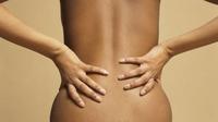 Rasa nyeri di punggung bagian bawah saat menstruasi merupakan hal normal. (Foto: Huffington Post)