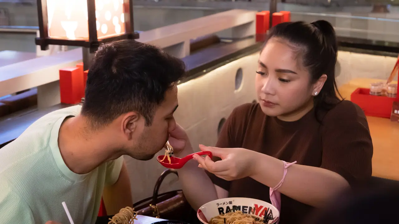 Raffi Ahmad dan Nagita Slavina meluangkan waktunya untuk menikmati mie ramen.