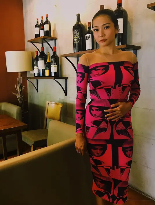 Kalau yang satu ini, Mey Chan cantik dan seksi memakai dress berwarna pink. Dress bermotif wajah yang dikenakannya ini berhasil membuat lekuk tubuh Mey Chan terlihat dan nampak seksi. (Instagram/ditaofficial.id)