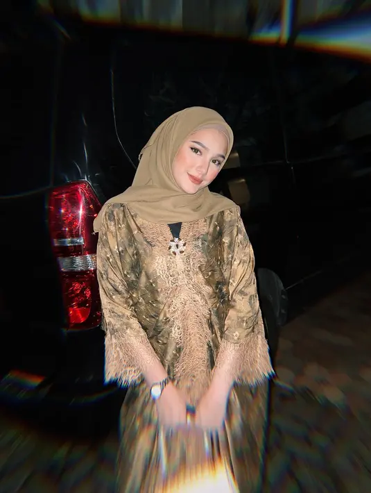 Jika foto sebelum dan setelah menikah disandingkan, tentunya banyak yang percaya jika Yasmine Ow belum menikah. Ketika momong buah hatinya, kebersamaan anak dan istri Aditya Zoni ini disebut bak kakak adik. Tak jarang kenakan busana senada dengan sang buah hati, ibu dan anak ini makin kompak. Tampil kece di setiap momen, Yasmine Ow disebut hot mami. (Liputan6.com/IG/@yxsmine.ow)