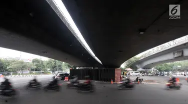 Kendaraan melintas di dekat lokasi tergulingnya truk kontainer di kolong flyover Tomang, Jakarta, Kamis (28/6). Truk kontainer bernomor polisi BN 4706 BP tersebut terguling saat hendak berbelok arah ke Jalan Tomang Raya. (Merdeka.com/Iqbal S. Nugroho)