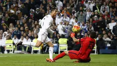 Claudio Bravo melakukan sejumlah penyelamatan penting pada laga melawan Real Madrid di La Liga Spanyol Pekan ke-12, Minggu (22/11/2015) dinihari WIB. Aksi gemilangnya cukup membuat lini depan El Real frustrasi.