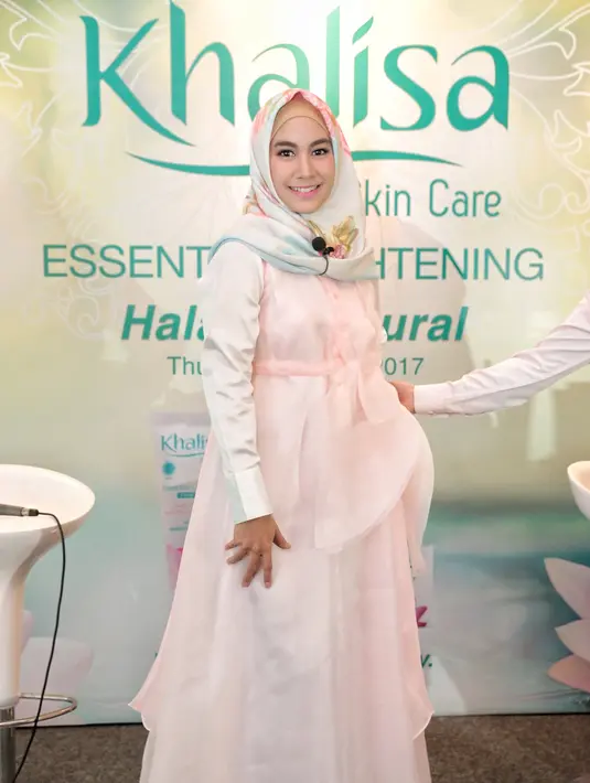 Tidak hanya bayang-bayang drop out, perempuan 26 tahun itu juga sudah berjanji pada kedua orang tuanya. Meski sibuk dengan kegiatan di dunia hiburan, janji tetap menyelesaikan pendidikannya. (Adrian Putra/Bintang.com)