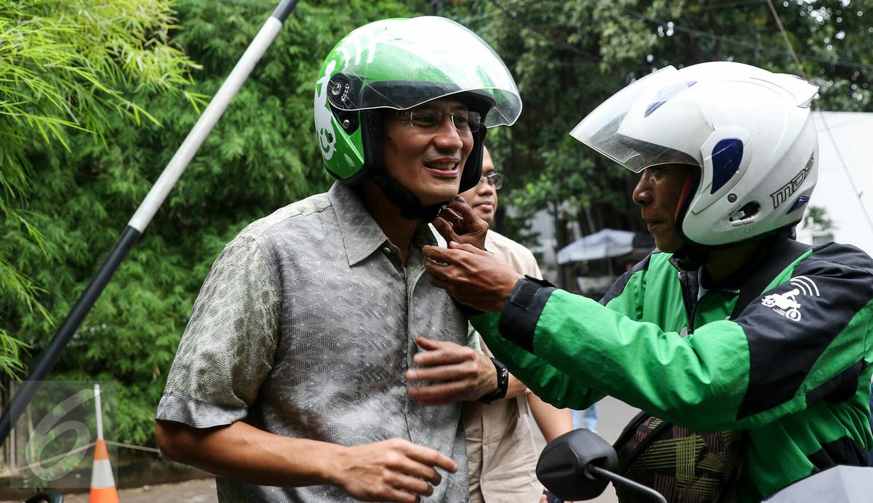 Balon Gubernur DKI Jakarta Sandiaga Uno (kiri) turun usai diantarkan menuju kantor Gojek, Jakarta, (1/3). Sandiaga Uno memuji Nadiem Makarim yang menciptakan lapangan kerja dan solusi kemacetan di Jakarta dengan jasa Go-Jek. (Liputan6.com/Yoppy Renato)
