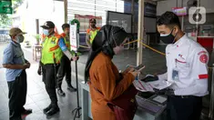 Petugas membantu calon penumpang memindai kode batang (QR Code) melalui aplikasi PeduliLindungi sebelum menaiki KRL di Stasiun Manggarai, Jakarta, Selasa (7/9/2021). PT KAI Commuter melakukan uji coba penggunaan aplikasi PeduliLindungi bagi pengguna KRL di 11 stasiun. (Liputan6.com/Faizal Fanani)