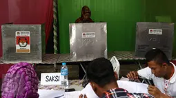 Seorang warga mencoblos ulang di TPS Utan Panjang, Jakarta, Minggu (19/2). Kelimanya diduga menggunakan formulir C6 yang bukan miliknya untuk memilih pasangan calon gubernur dan wakil gubernur DKI Jakarta. (Liputan6.com/Faizal Fanani)