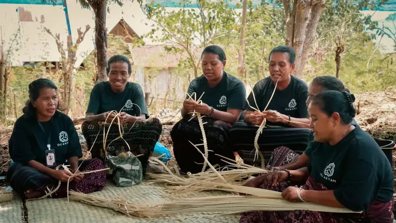 Kelompok Du Anyam dari Flores, Nusa Tenggara Timur, tengah memproduksi anyaman lontar. (Dok Kemenkop)