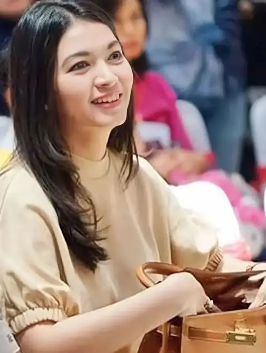 Foto candid Selvi Ananda yang satu ini juga memperlihatkan kecantikan naturalnya. Selvi tampil natural dan membiarkan rambut sebahunya tergerai. [Foto: Instagram/selvi_gibran]