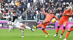 Gelandang Juventus, Adrien Rabiot, kiri) menendang bola dari kawalan dua pemain Udinese pada pertandingan lanjutan Liga Serie A Italia di Stadion Allianz di Turin (15/12/2019). Juventus menang 3-1 atas Udinese. (Alessandro Di Marco / ANSA via AP)