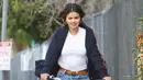 Dilansir dari HollywoodLife, Selena Gomez saat ini masih tak tertarik untuk berpacaran usai putus dari Justin Bieber. (BackGrid - Cosmo)