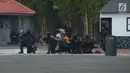 Sejumlah personel anti teror berusaha membebaskan sandera pada simulasi dan latihan mitigasi aksi terorisme untuk pengamanan Asian Games 2018 di JIExpo Kemayoran, Jakarta, Rabu (25/7). Simulasi diikuti  TNI, Polri, dan BNPT. (Merdeka.com/Imam Buhori)