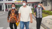 Bupati Kuansing Andi Putra dan kuasa hukumnya, Dodi Ferdinan (kanan) saat melaporkan dugaan pemerasan ke Kejati Riau. (Liputan6.com/M Syukur)