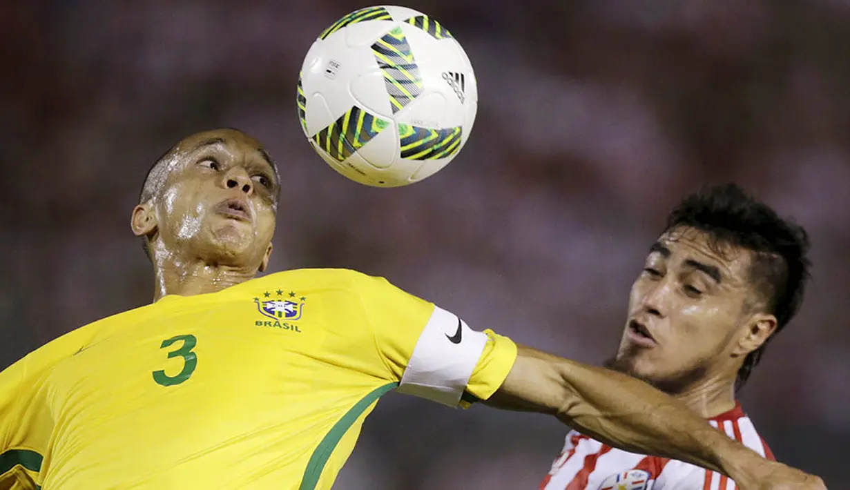 Bek Brasil, Miranda, duel udara dengan striker Paraguay, Dario Lezcano, pada kualifikasi Piala Dunia 2018 di Stadion Chaco, Paraguay, Rabu (30/3/2016). Kedua tim bermain imbang 2-2. (Reuters/Jorge Adorno)