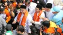 Ridwan Kamil dan Suswono mendatangi kantor KPU DKI Jakarta bersama perwakilan dari 15 partai politik pendukung. (Liputan6.com/Herman Zakharia)