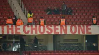 Banner The Chosen One di Old Trafford Dijaga Ketat (AFP/Paul Ellis)
