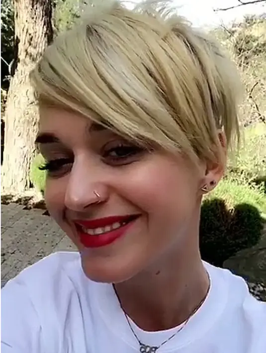 Setelah Katy memangkas rambutnya, ramai disebut akhir dari gaya rambut barunya tersebut lebih mirip dengan gaya rambut Miley Cyrus di tahun 2012. (doc.dailymail.com)