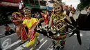 Peserta mengenakan kostum Dayak ikut meramaikan pawai selendang sutera di jalan malioboro, Yogyakarta, Kamis (06/10). Pawai diselenggarakan dalam rangka hari museum Indonesia yang akan digelar hingga 12 Oktober mendatang. (Liputan6.com/Boy Harjanto)