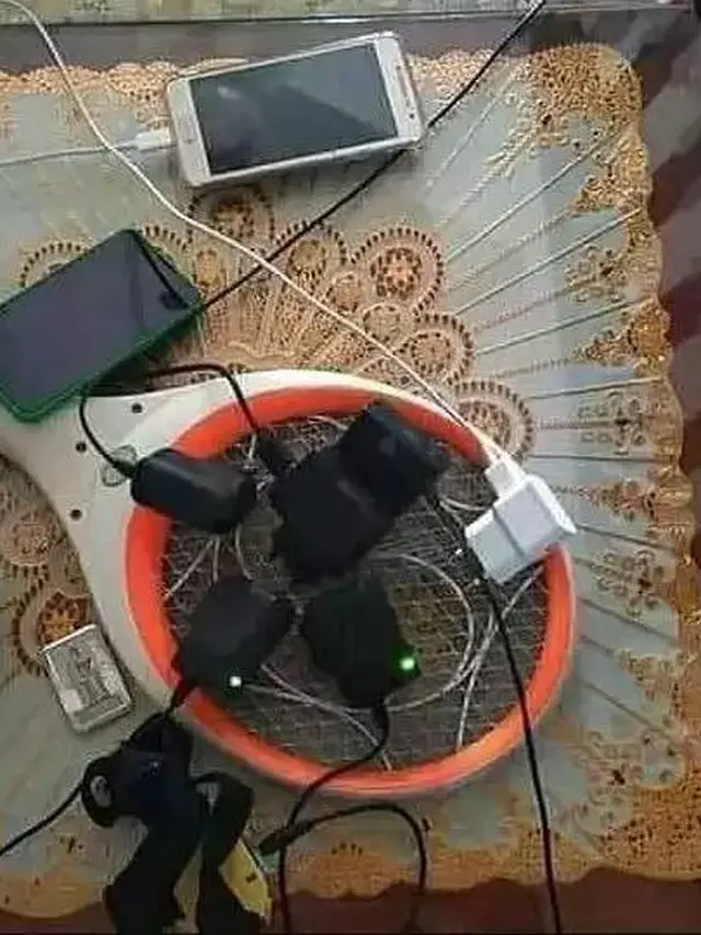 8 Potret Nyeleneh Orang Ngecharge Hape, Aksinya Ini Bikin Geleng Kepala