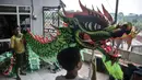 Pekerja saat menyelesaikan pembuatan Liong dan Barongsai di kawasan Babakan Pasar, Bogor, Senin (17/1/2022). Jelang perayaan Tahun Baru Imlek dan Cap Go Meh, produksi barongsai dan liong mulai kebanjiran pesanan, salah satunya industri rumahan milik Lili Hambali. (merdeka.com/Iqbal S Nugroho)