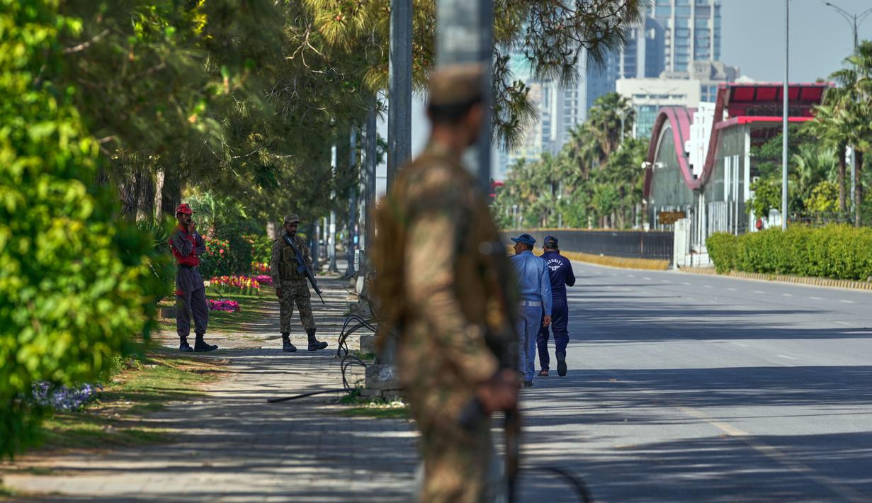 Keputusan ini membuat upaya diplomasi untuk mengakhiri konflik yang telah berlangsung sejak Maret 2026 terancam batal. Tampak dalam foto, tentara berjaga di pinggir jalan untuk memastikan keamanan menjelang putaran kedua negosiasi antara Amerika Serikat dan Iran, di Islamabad, Pakistan, Senin 20 April 2026. (AP Photo/Anjum Naveed)