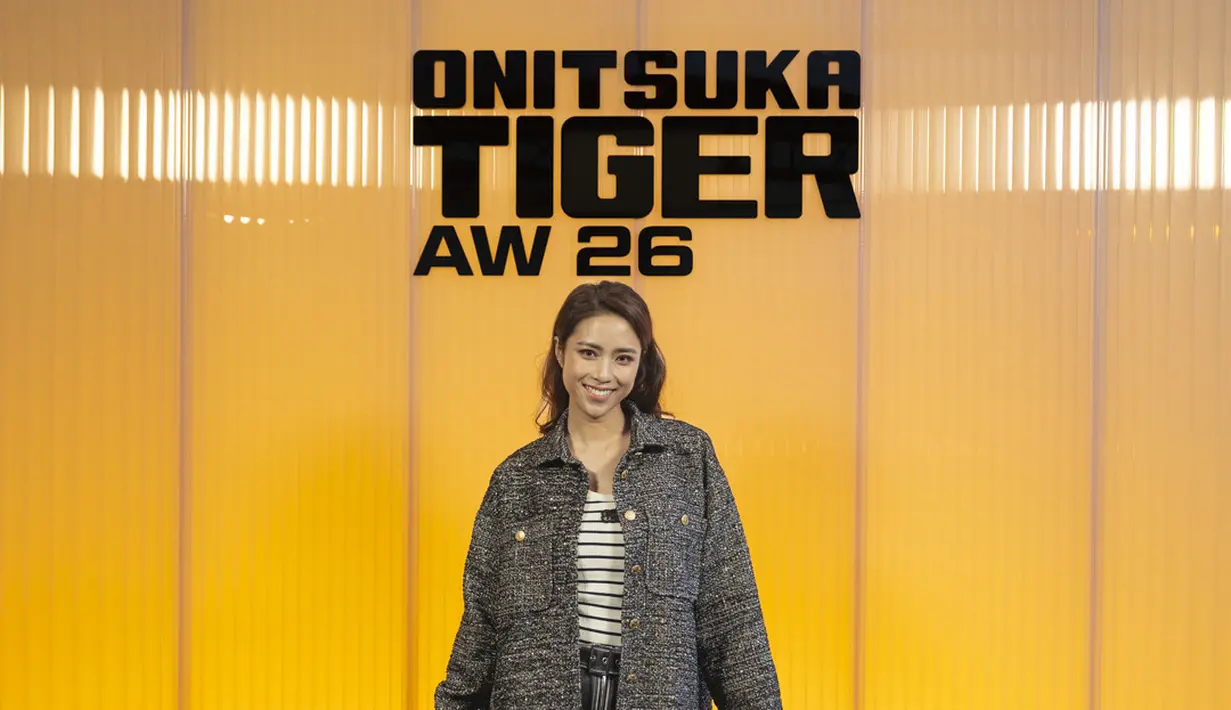 Menutup deretan gaya selebritas, Tiffany Lau tampil chic dengan jaket tweed bertekstur yang dipadukan dengan rok mini berbahan kulit. Kombinasi atasan bergaris dan kaus kaki abu-abu memberi sentuhan preppy yang stylish, sementara tas studded berwarna terang menjadi statement piece yang melengkapi keseluruhan penampilannya. [Dok/OnitsukaTiger].