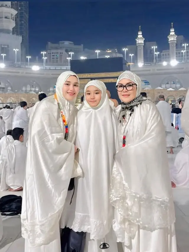 Ayu Ting Ting saat Umrah di Penghujung Tahun 2024