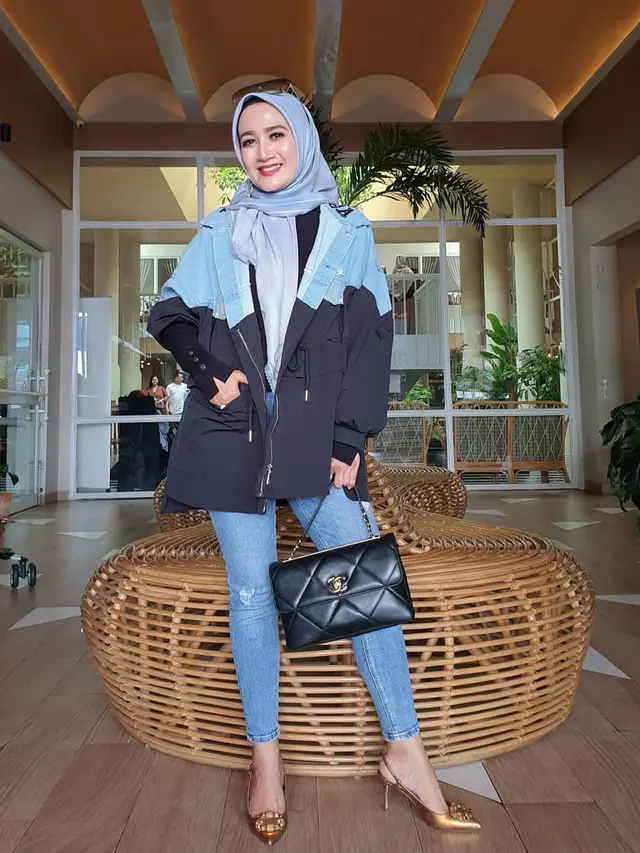 6 Potret Terbaru Nini Carlina, Awet Muda di Usia 44 Tahun