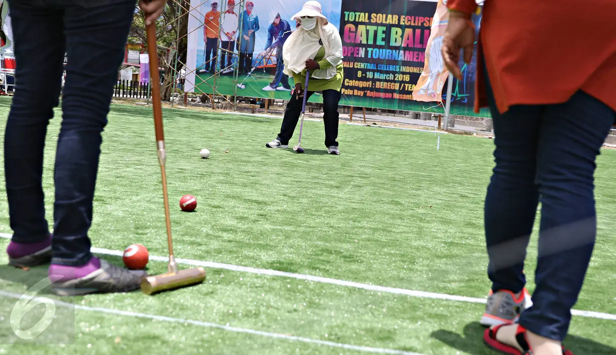 Keseruan atlet dan wisatawan bermain olahraga gateball di Pantai Talise, Palu, Sulteng, Selasa (8/3). Event olahraga itu diadakan untuk memeriahkan acara melihat Gerhana Matahari Total bersama yang akan diadakan Rabu (9/3).(Liputan6.com/Immanuel Antonius)