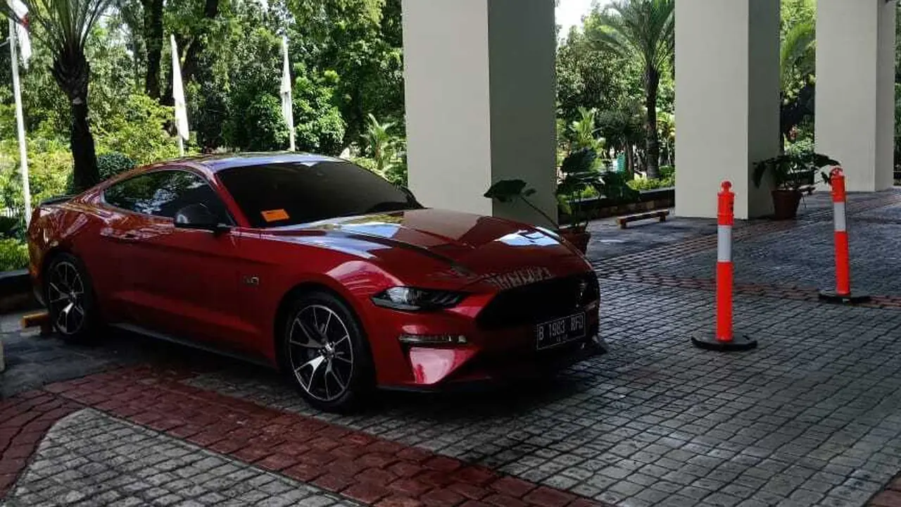 Viral mobil sport merah bernopol RFD. (Sumber: Akun Twitter @cassianissafira)