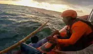 Detik-Detik 6 Nelayan Berjuang Selamatkan Diri Usai Perahu Dihantam Ombak