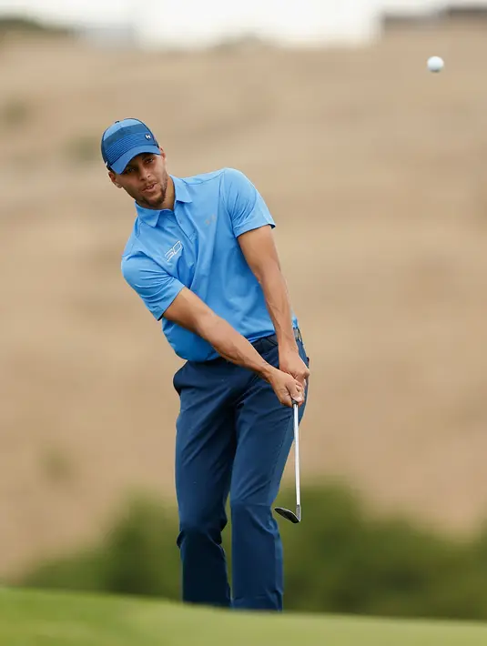 Stephen Curry saat memukul bola di lubang kesepuluh saat mengelilingi salah satu Ellie Mae Classic di TCP Stonebrae di Hayward, California (3/8). (Lachlan Cunningham/Getty Images/AFP)