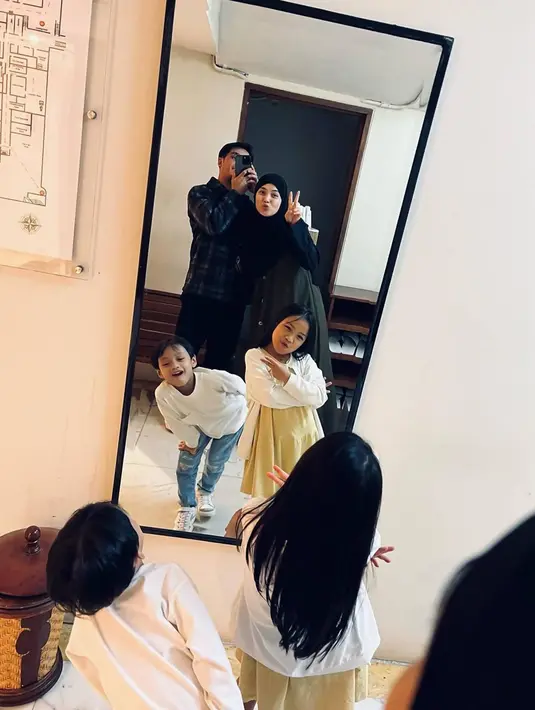 Di tengah isu perceraian para selebriti belakangan ini, Ricky Harun dan Herfiza Novianti termasuk pasangan selebriti yang tidak banyak sensasi. Sudah dikaruniai empat buah hati, keduanya pun terlihat rukun dalam mengasuh anak-anak. (Liputan6.com/IG/@rickyharun)