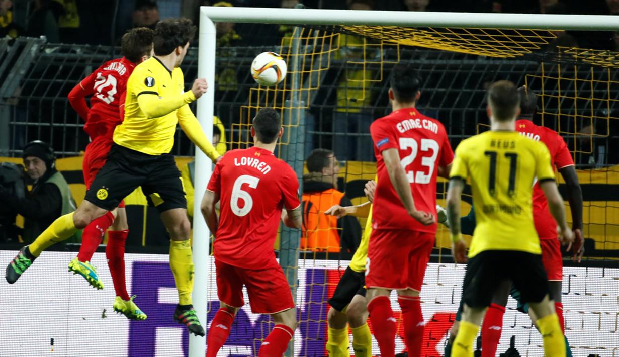 Pemain Borussia Dortmund, Mats Hummels, mencetak gol ke gawang Liverpool pada laga leg pertama perempat final Liga Europa di Stadion Signal Iduna Park, Dortmund, Jumat (8/4/2016) dini hari WIB. (AFP/Odd Andersen)