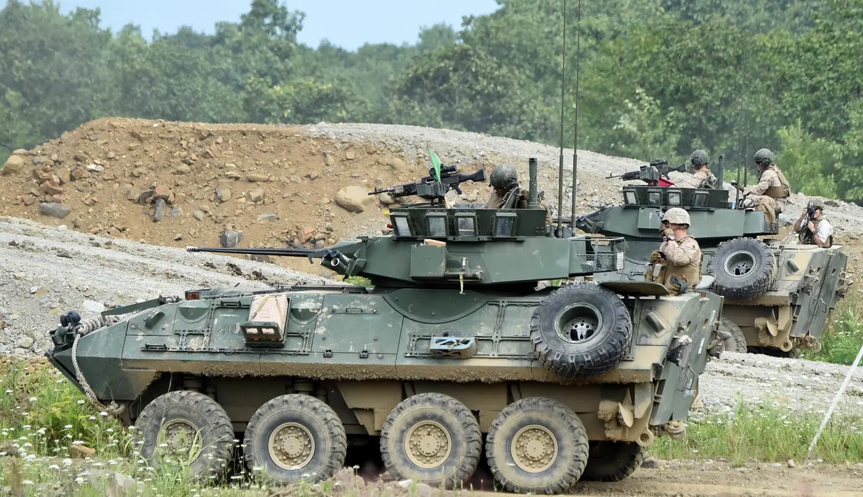 Tank Type LAV25 dari Marinir AS saat latihan militer gabungan dengan Pasukan Bela Diri Jepang di Eniwa, prefektur Hokkaido, (16/8). Sekitar 300 tentara Jepang dan AS ikut dalam latihan gabungan di pulau utara Jepang. (AFP Photo/Toru Yamanaka) 