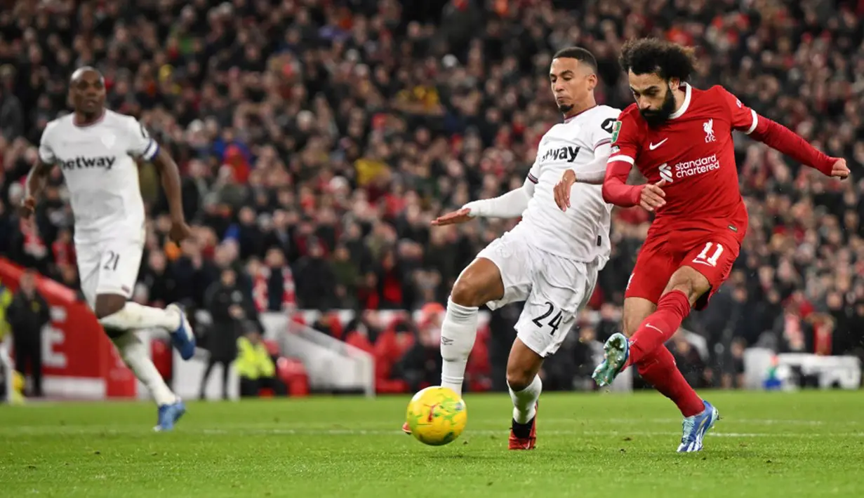 Liverpool akhirnya berhasil membuka keunggulan pada menit ke-28 lewat tendangan keras Szoboszlai usai menerima umpan dari Quansah. (Oli SCARFF/AFP)