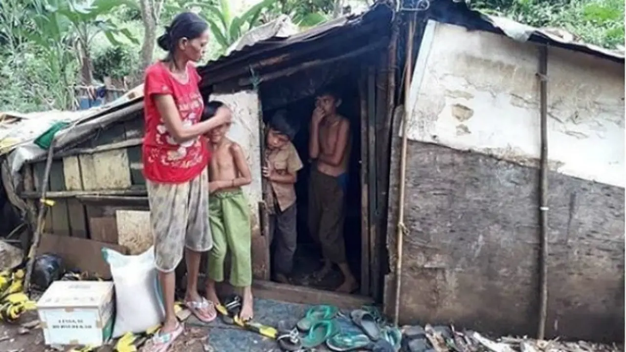 Hotman Paris Prihatin dengan Kondisi Keluarga Miskin yang Tinggal Dekat Kuburan