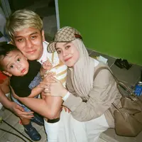 Duel tinju El Rumi dan Jefry Nichole masih menjadi perbincangan warganet. Beberapa selebriti juga siap tanding tinju di ring. Seperti Raffi Ahmad menantang Ariel Noah. Tidak hanya yang mencuat, netizen juga ada yang DM selebriti. [Instagram/lestikejora]