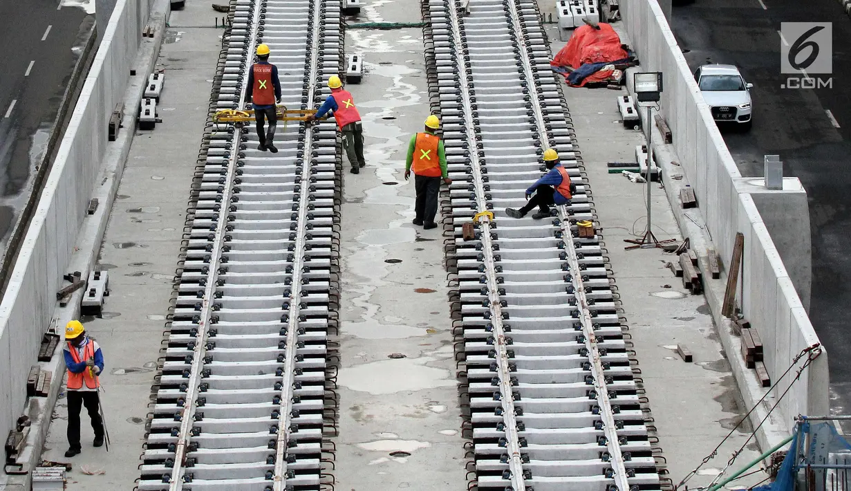 Pekerja menyelesaikan proyek pembangunan Stasiun MRT Sisingamangaraja di Jakarta, Rabu (29/11). Penyelesaian proyek MRT hingga akhir Oktober telah mencapai 83,07 persen. (Liputan6.com/JohanTallo)