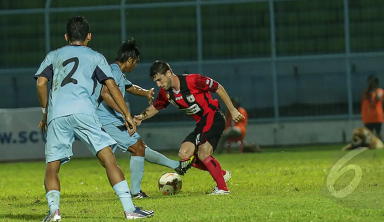 Penyerang  Persipura, Fernando Pahabol (kanan) saat melewati hadangan dua pemain persela lamongan saat berlaga di SCM Cup 2015 di Stadion Kanjuruhan, Malang, Minggu (18/1/2015).   Persela unggul 1-0 atas Persipura. (Liputan6.com/Faizal Fanani)