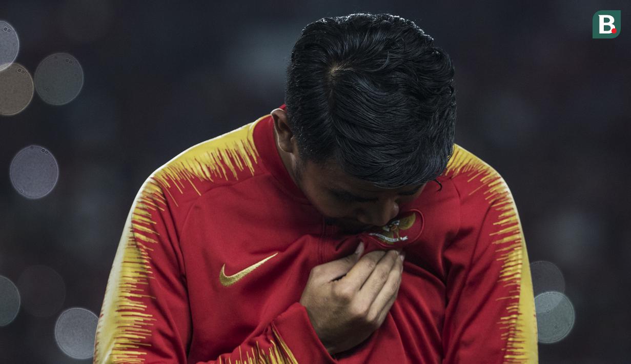 Bek Timnas Indonesia, Asnawi Mangkualam, mencium lambang Garuda sebelum melawan Jepang pada laga Piala AFC U-19 di SUGBK, Jakarta, Minggu (28/10). Indonesia 0-2 dari Jepang. (Bola.com/Vitalis Yogi Trisna)